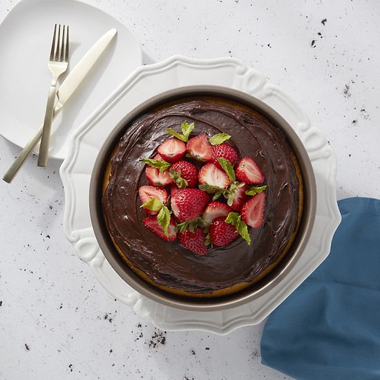  Bakersville Textured Carbon Steel Round Cake Pan